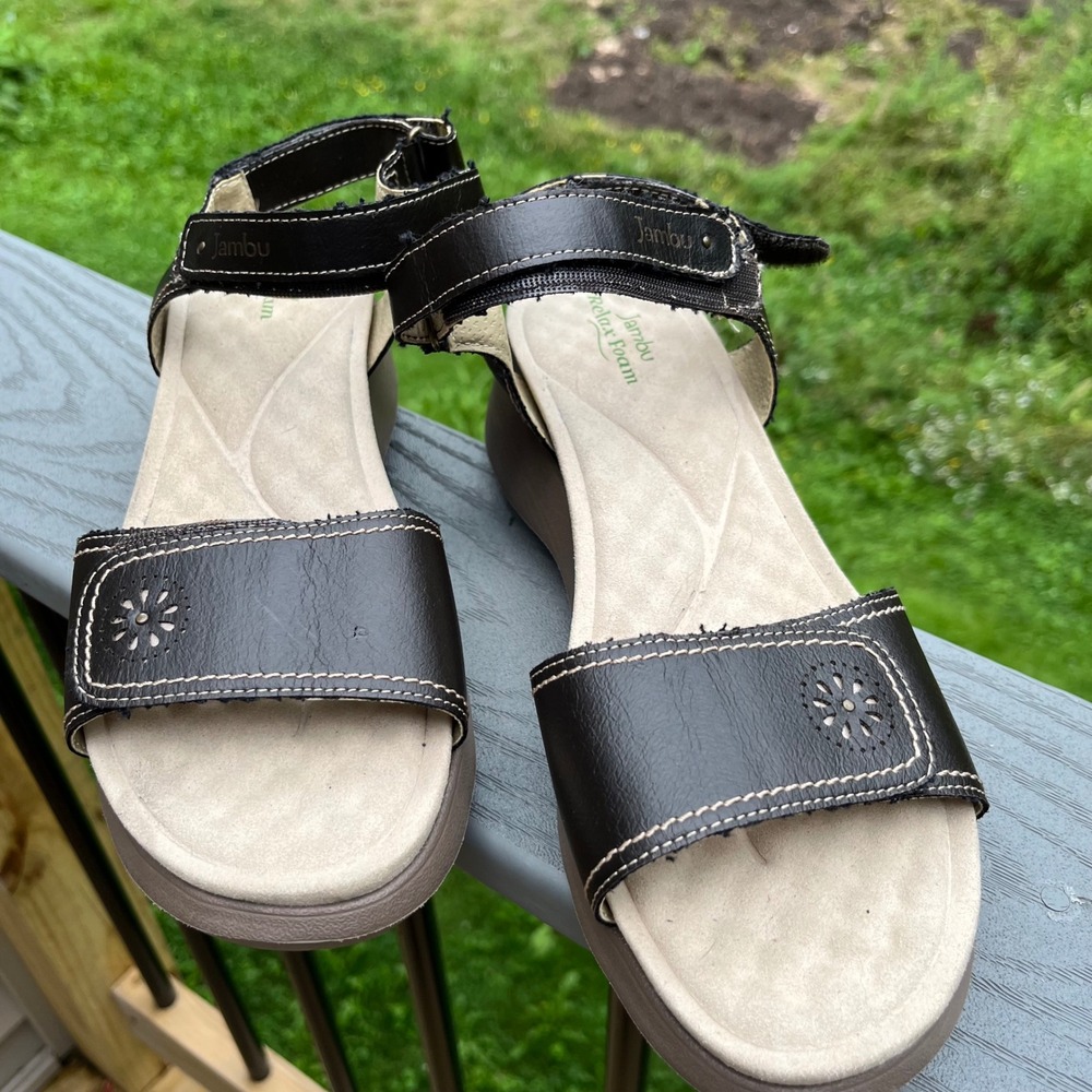 Jambu Relax Foam Brown Vegan Leather Wedge Sandals Floral Detail Womens 9.5M